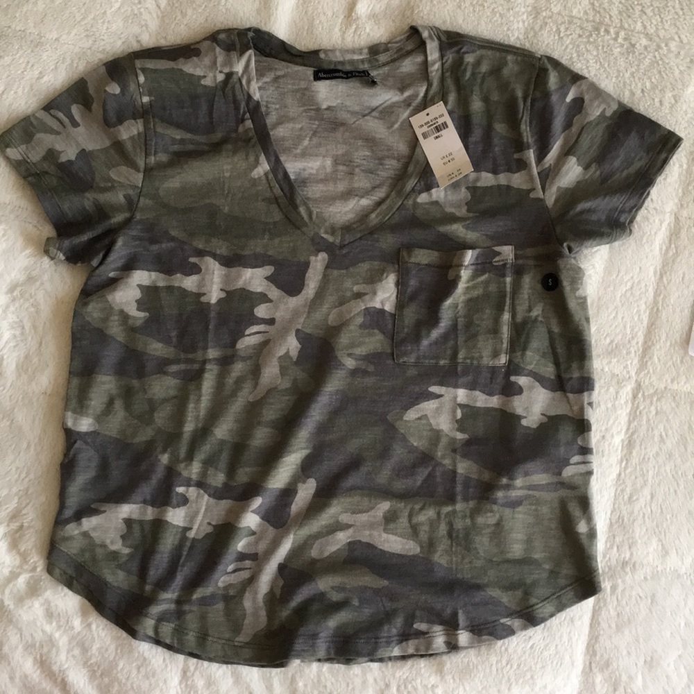 New with tag lightweight camo print t-shirt!